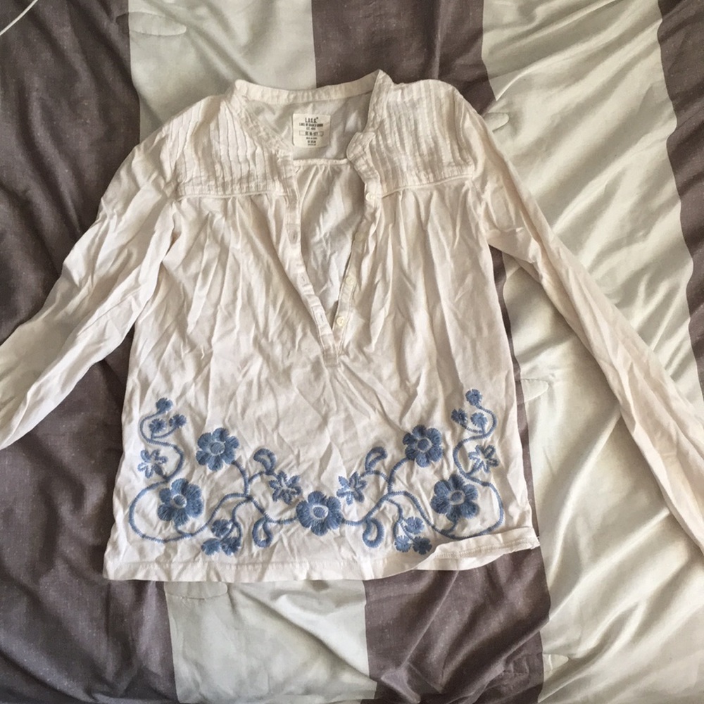 Cute  white long sleeve with embroidered flowers